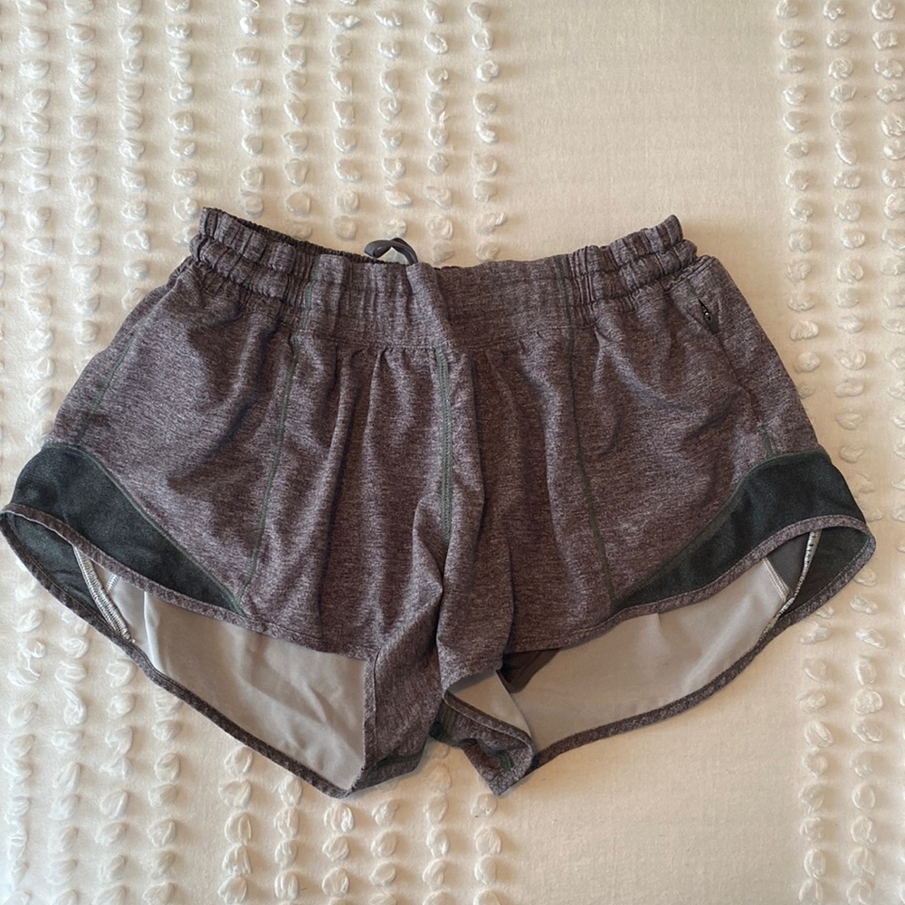 lululemon hotty hot low rise shorts 2.5” size 8